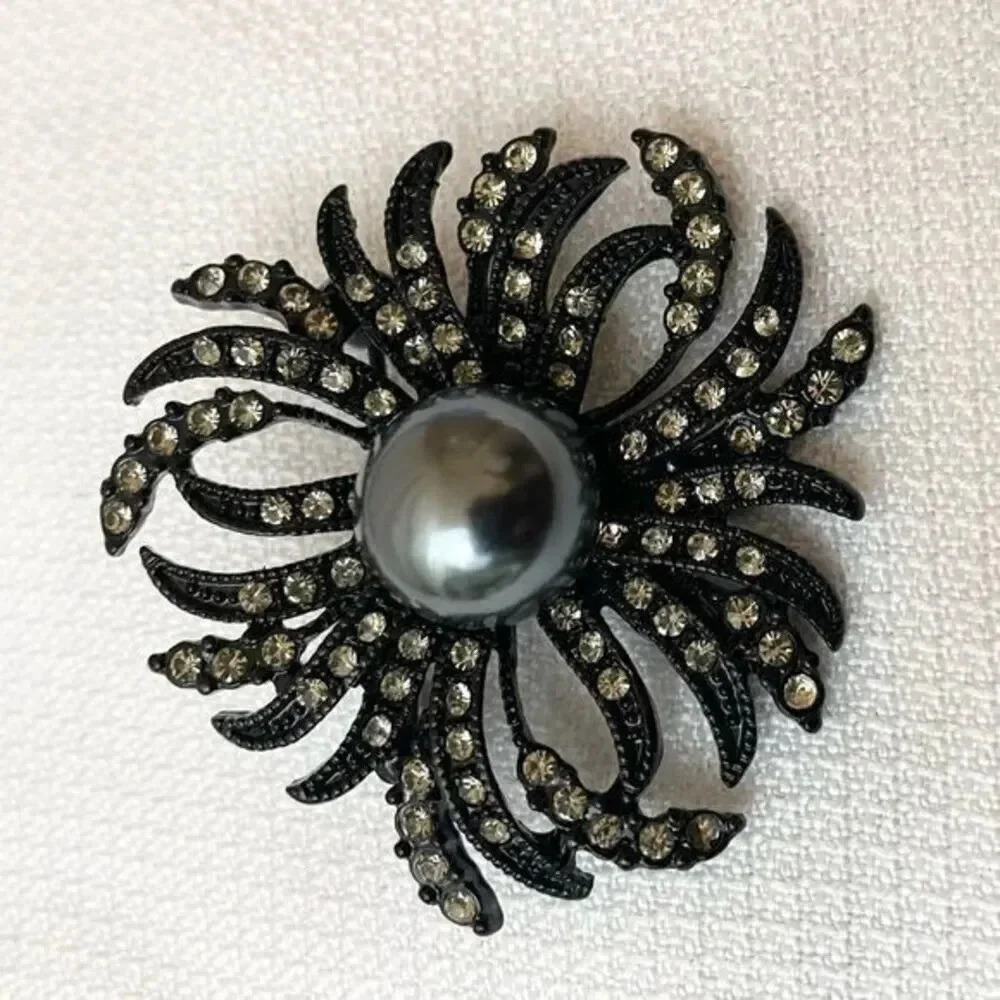 The Roman Company Rmn Vintage Brooch 15$